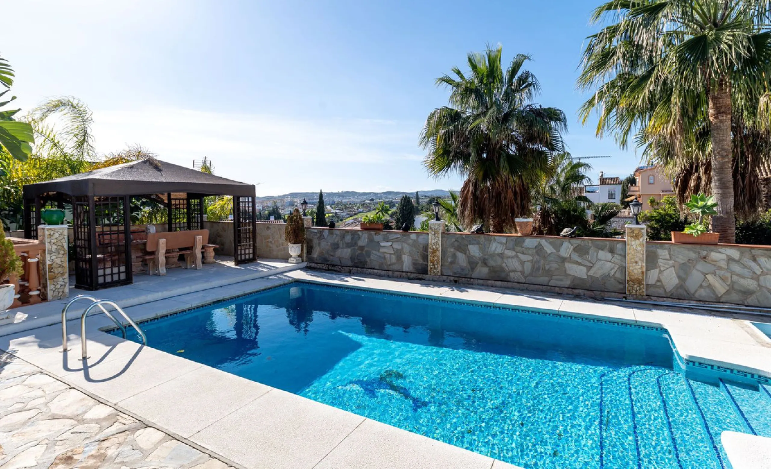 Elegant Family Villa with Garden, Pool & Guest Studio
