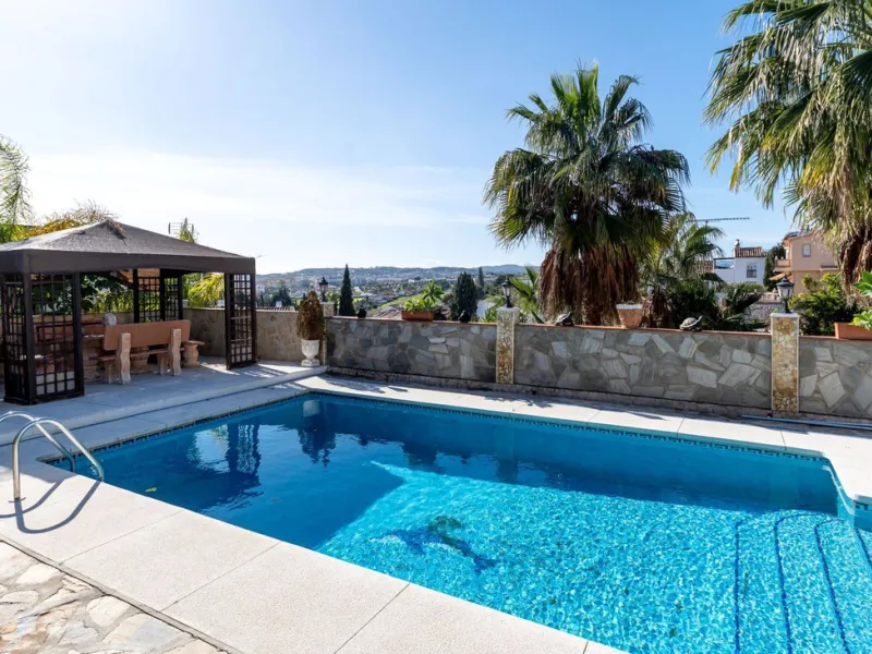 Elegant Family Villa with Garden, Pool & Guest Studio
