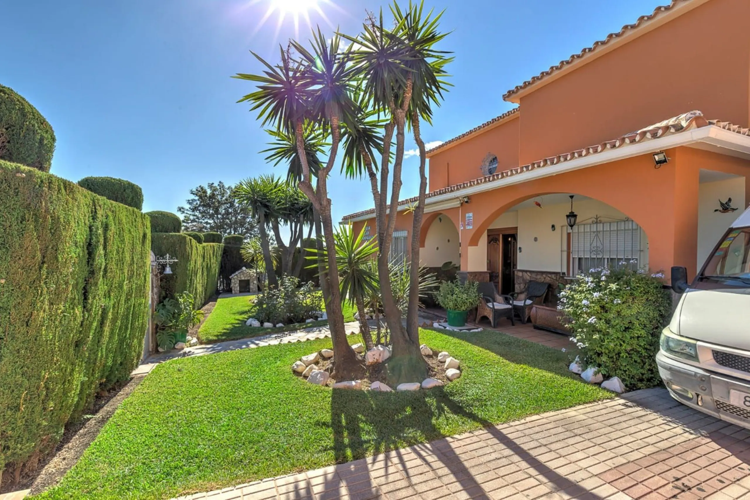 Elegant Family Villa with Garden, Pool & Guest Studio