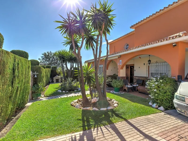Elegant Family Villa with Garden, Pool & Guest Studio