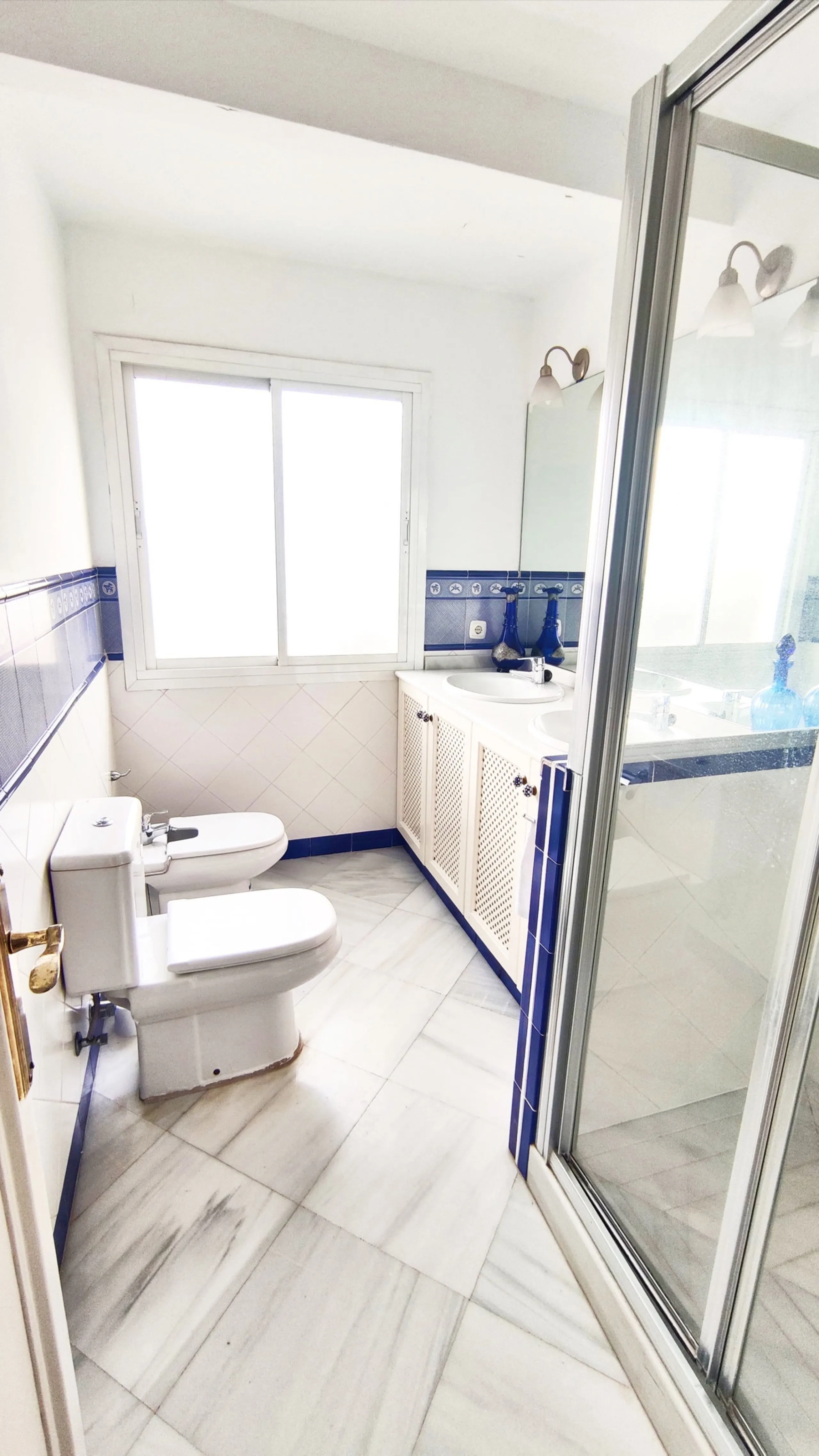 This well-appointed apartment is ideally situated in Marbella Centro, offering an exceptional opportunity for comfortable urban living in the heart of Marbella, Malaga. Comprising four spacious bedrooms and three bathrooms, the property spans a generous 1