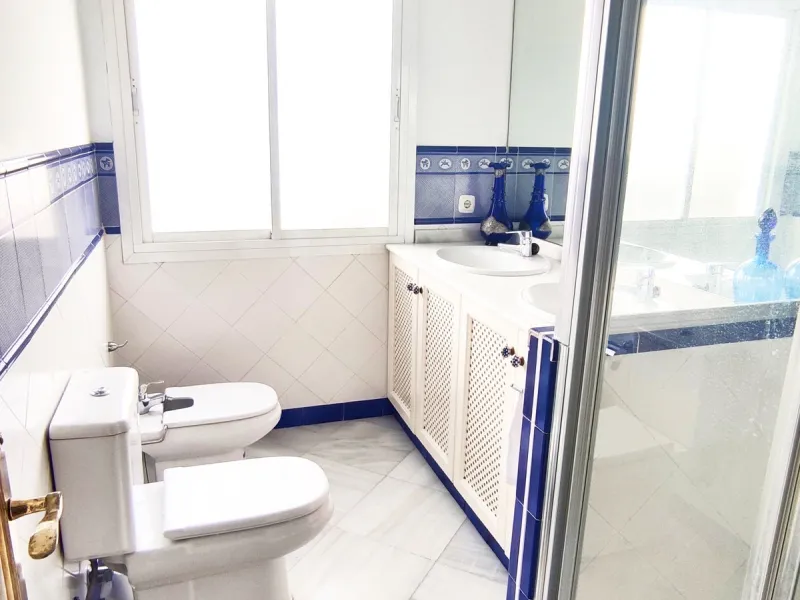 This well-appointed apartment is ideally situated in Marbella Centro, offering an exceptional opportunity for comfortable urban living in the heart of Marbella, Malaga. Comprising four spacious bedrooms and three bathrooms, the property spans a generous 1