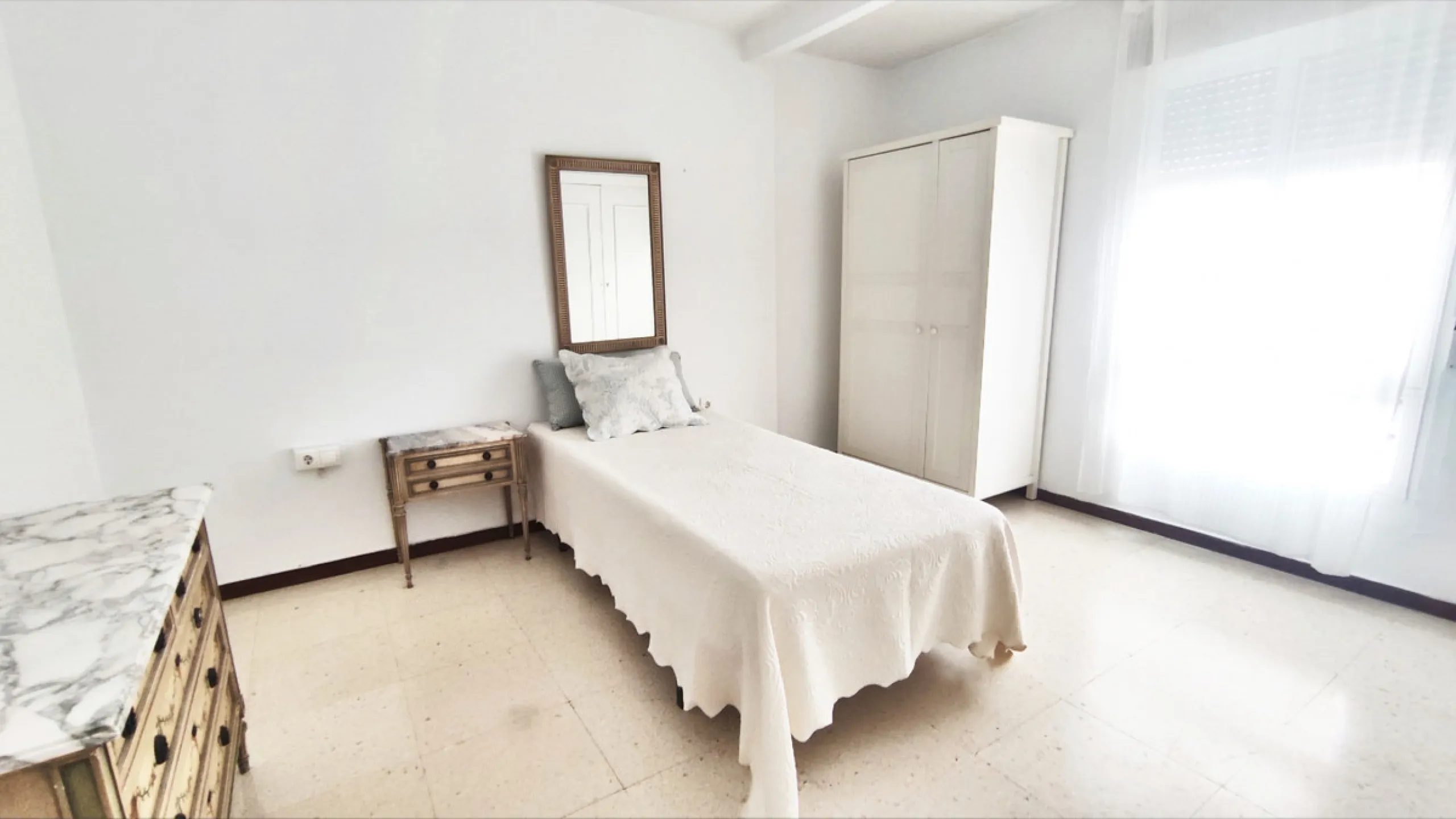 This well-appointed apartment is ideally situated in Marbella Centro, offering an exceptional opportunity for comfortable urban living in the heart of Marbella, Malaga. Comprising four spacious bedrooms and three bathrooms, the property spans a generous 1