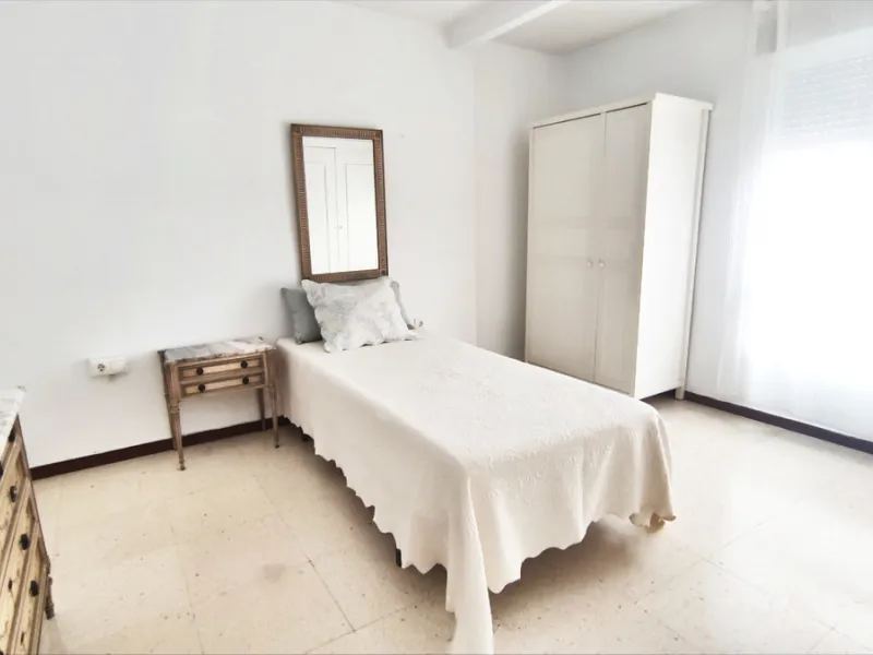 This well-appointed apartment is ideally situated in Marbella Centro, offering an exceptional opportunity for comfortable urban living in the heart of Marbella, Malaga. Comprising four spacious bedrooms and three bathrooms, the property spans a generous 1