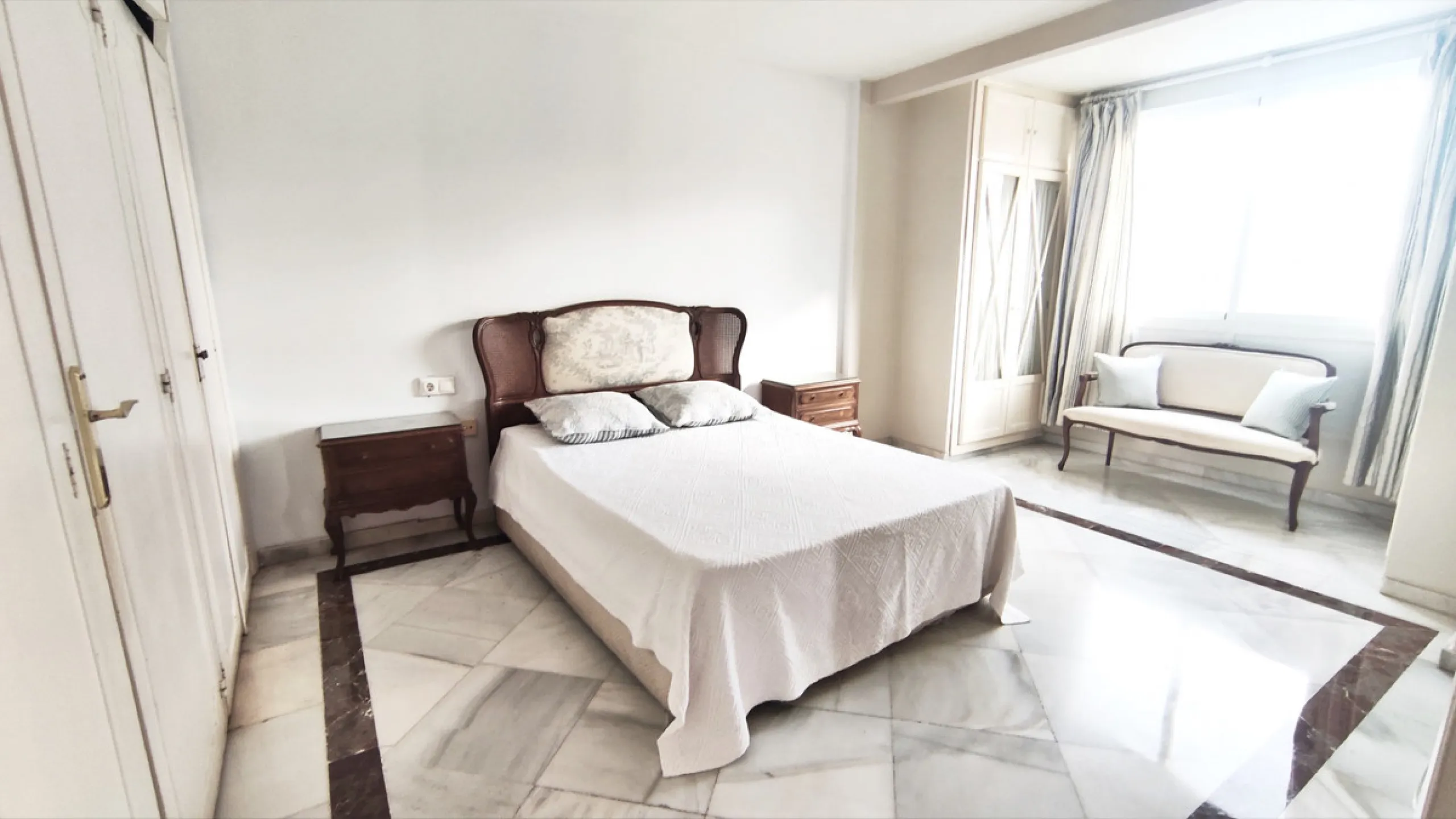 This well-appointed apartment is ideally situated in Marbella Centro, offering an exceptional opportunity for comfortable urban living in the heart of Marbella, Malaga. Comprising four spacious bedrooms and three bathrooms, the property spans a generous 1