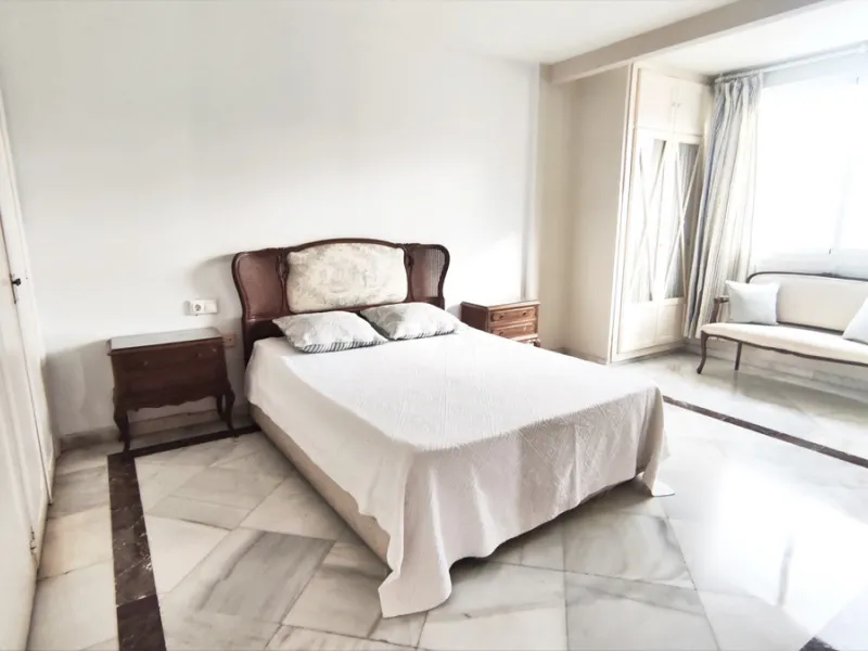 This well-appointed apartment is ideally situated in Marbella Centro, offering an exceptional opportunity for comfortable urban living in the heart of Marbella, Malaga. Comprising four spacious bedrooms and three bathrooms, the property spans a generous 1