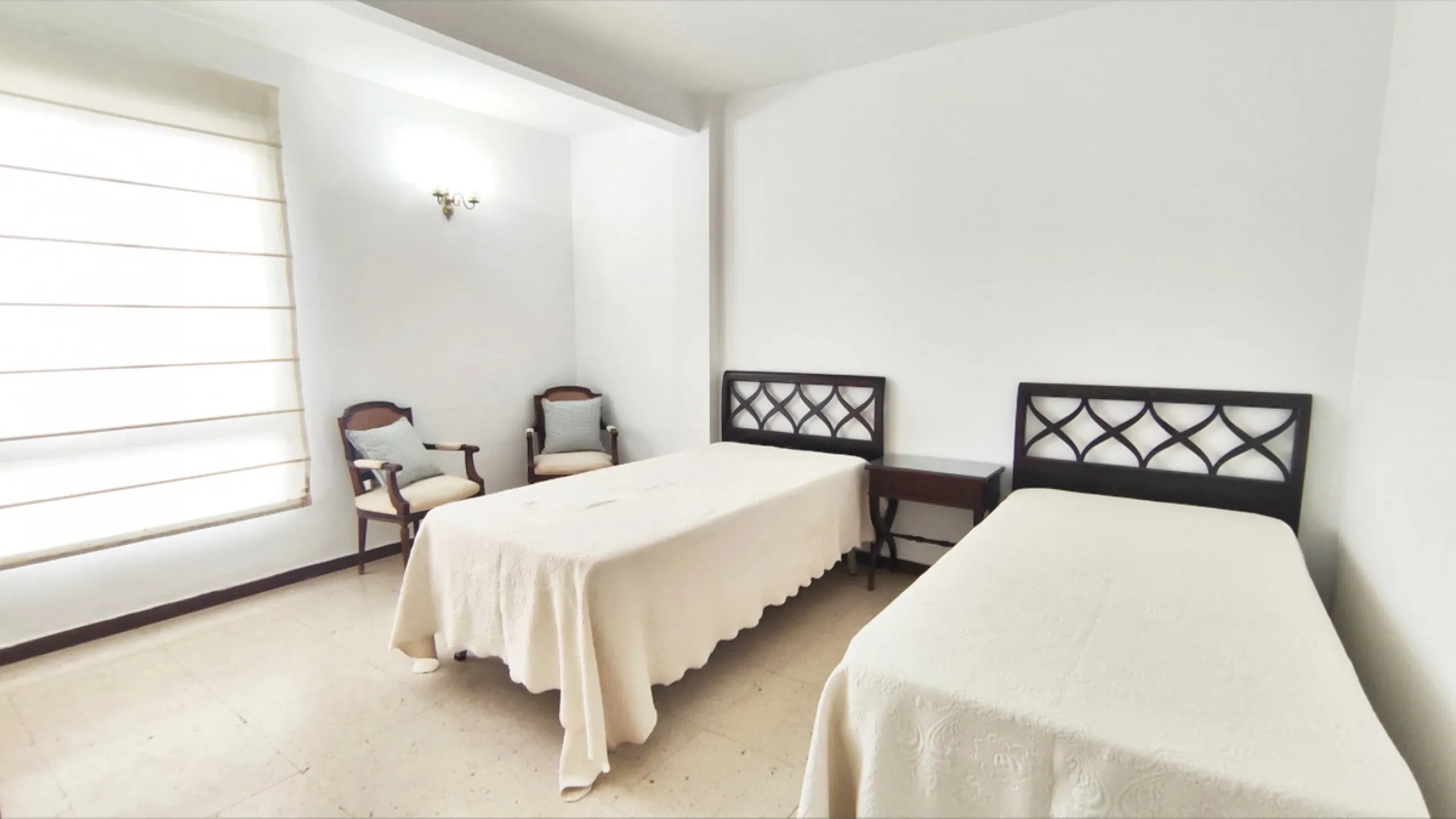 This well-appointed apartment is ideally situated in Marbella Centro, offering an exceptional opportunity for comfortable urban living in the heart of Marbella, Malaga. Comprising four spacious bedrooms and three bathrooms, the property spans a generous 1