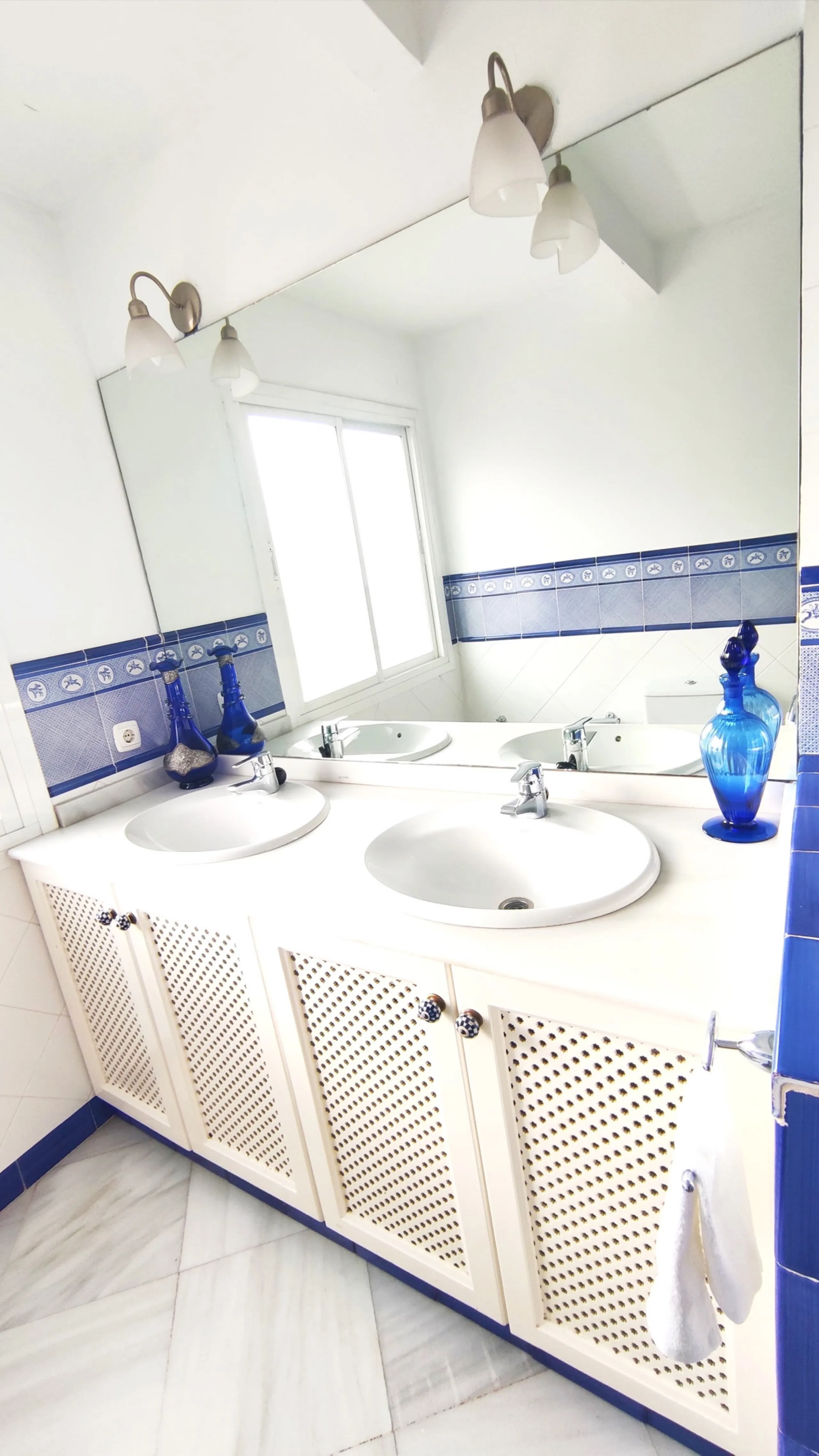This well-appointed apartment is ideally situated in Marbella Centro, offering an exceptional opportunity for comfortable urban living in the heart of Marbella, Malaga. Comprising four spacious bedrooms and three bathrooms, the property spans a generous 1