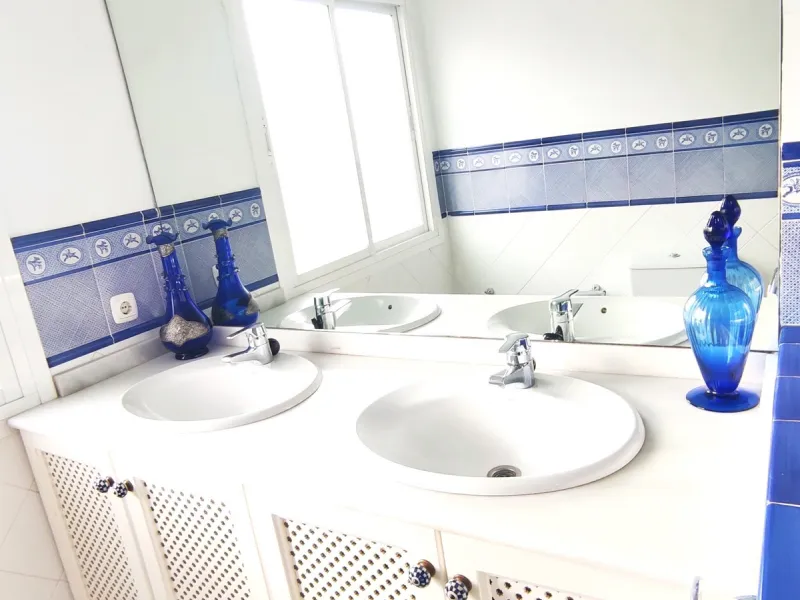 This well-appointed apartment is ideally situated in Marbella Centro, offering an exceptional opportunity for comfortable urban living in the heart of Marbella, Malaga. Comprising four spacious bedrooms and three bathrooms, the property spans a generous 1