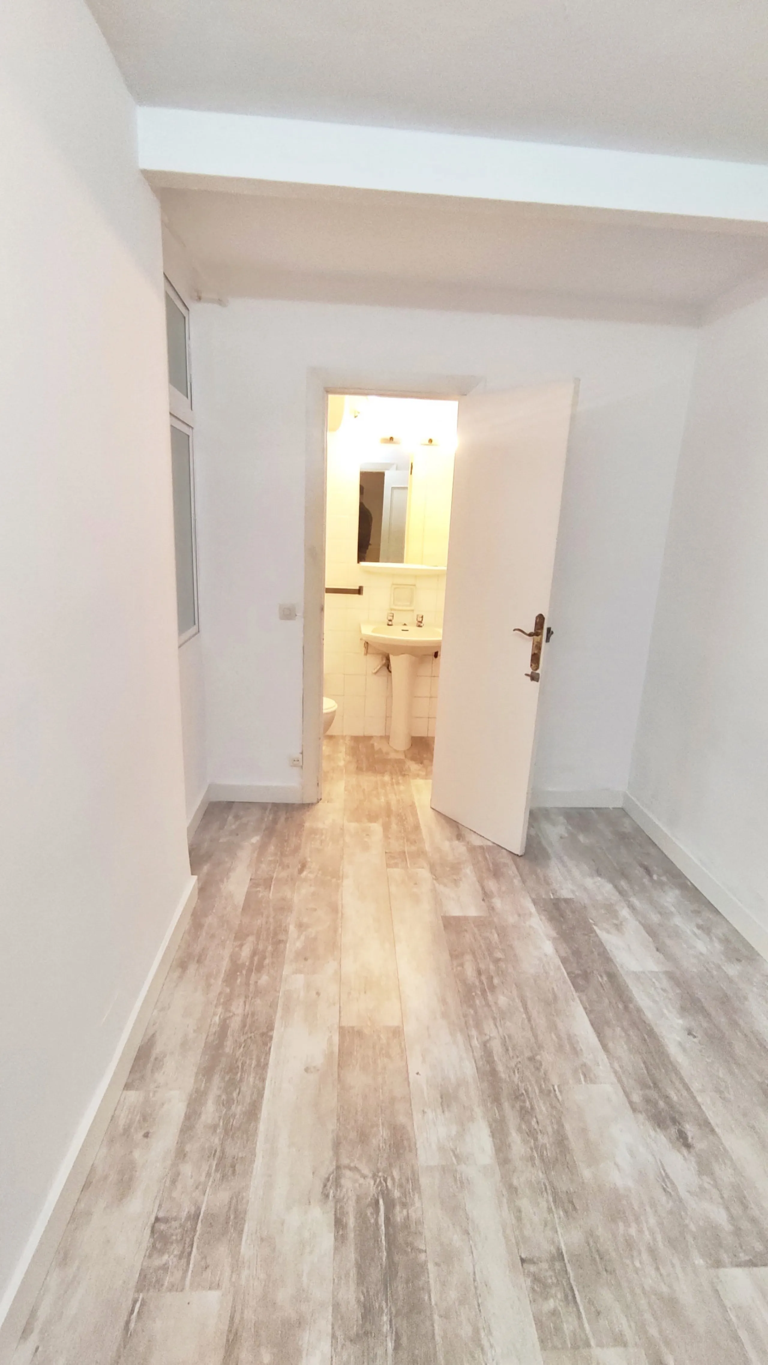This well-appointed apartment is ideally situated in Marbella Centro, offering an exceptional opportunity for comfortable urban living in the heart of Marbella, Malaga. Comprising four spacious bedrooms and three bathrooms, the property spans a generous 1