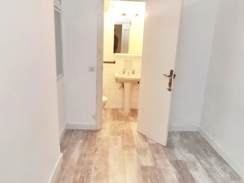 This well-appointed apartment is ideally situated in Marbella Centro, offering an exceptional opportunity for comfortable urban living in the heart of Marbella, Malaga. Comprising four spacious bedrooms and three bathrooms, the property spans a generous 1