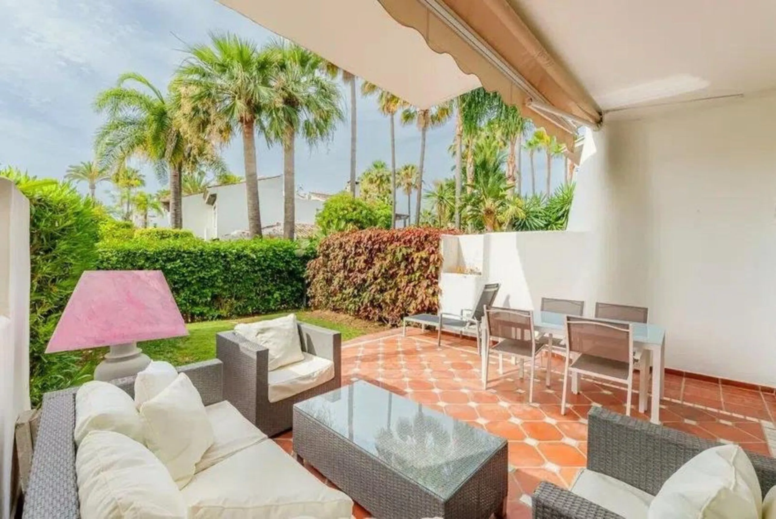 House - Townhouse в продаже в Estepona, Málaga. В доме 4 спален и 5 ванных комнат. Площадь дома 300 м². Площадь участка 50 м²