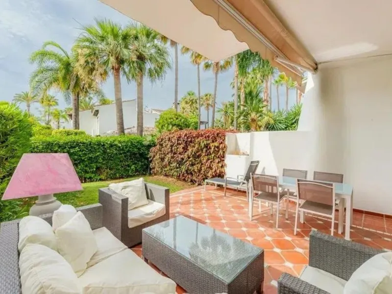 Semi-detached house in Costalita, steps from the sea, located in a quiet and well-maintained residential area, surrounded by green areas and with two community pools.