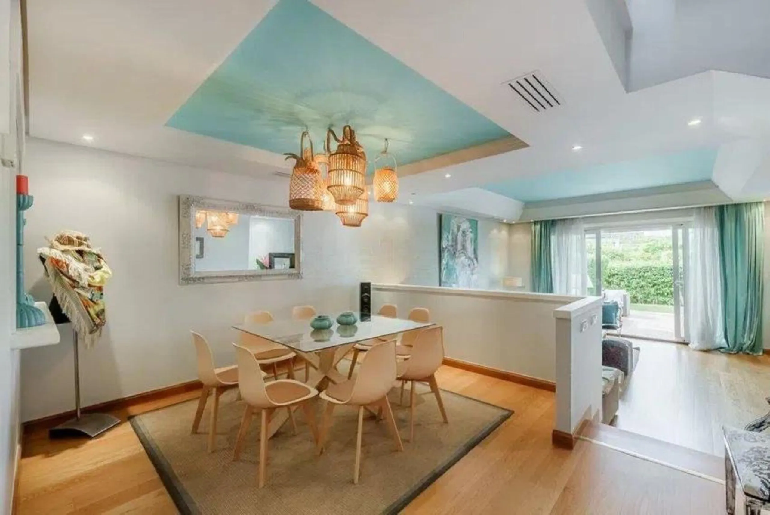 House - Townhouse в продаже в Estepona, Málaga. В доме 4 спален и 5 ванных комнат. Площадь дома 300 м². Площадь участка 50 м²
