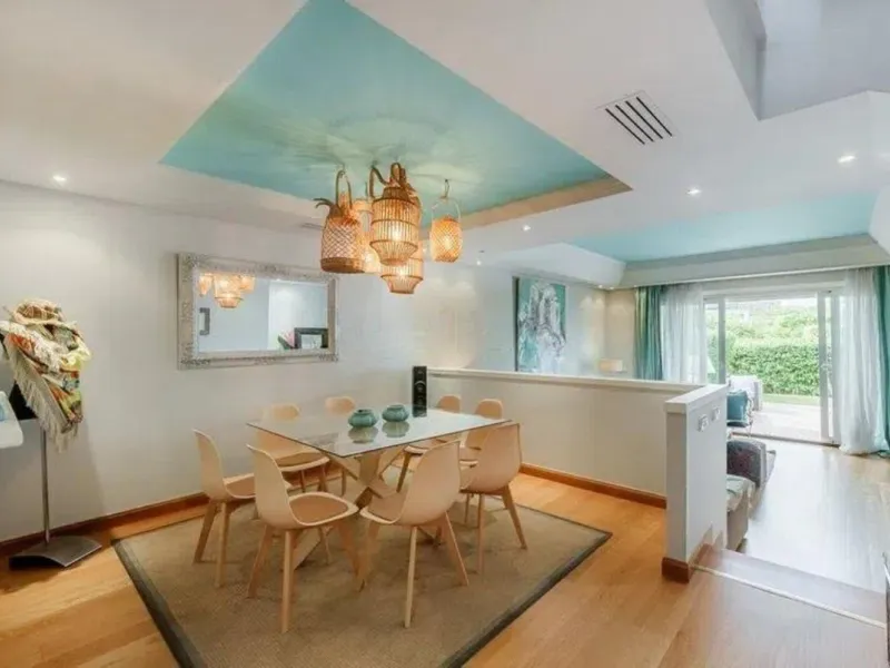 House - Townhouse в продаже в Estepona, Málaga. В доме 4 спален и 5 ванных комнат. Площадь дома 300 м². Площадь участка 50 м²