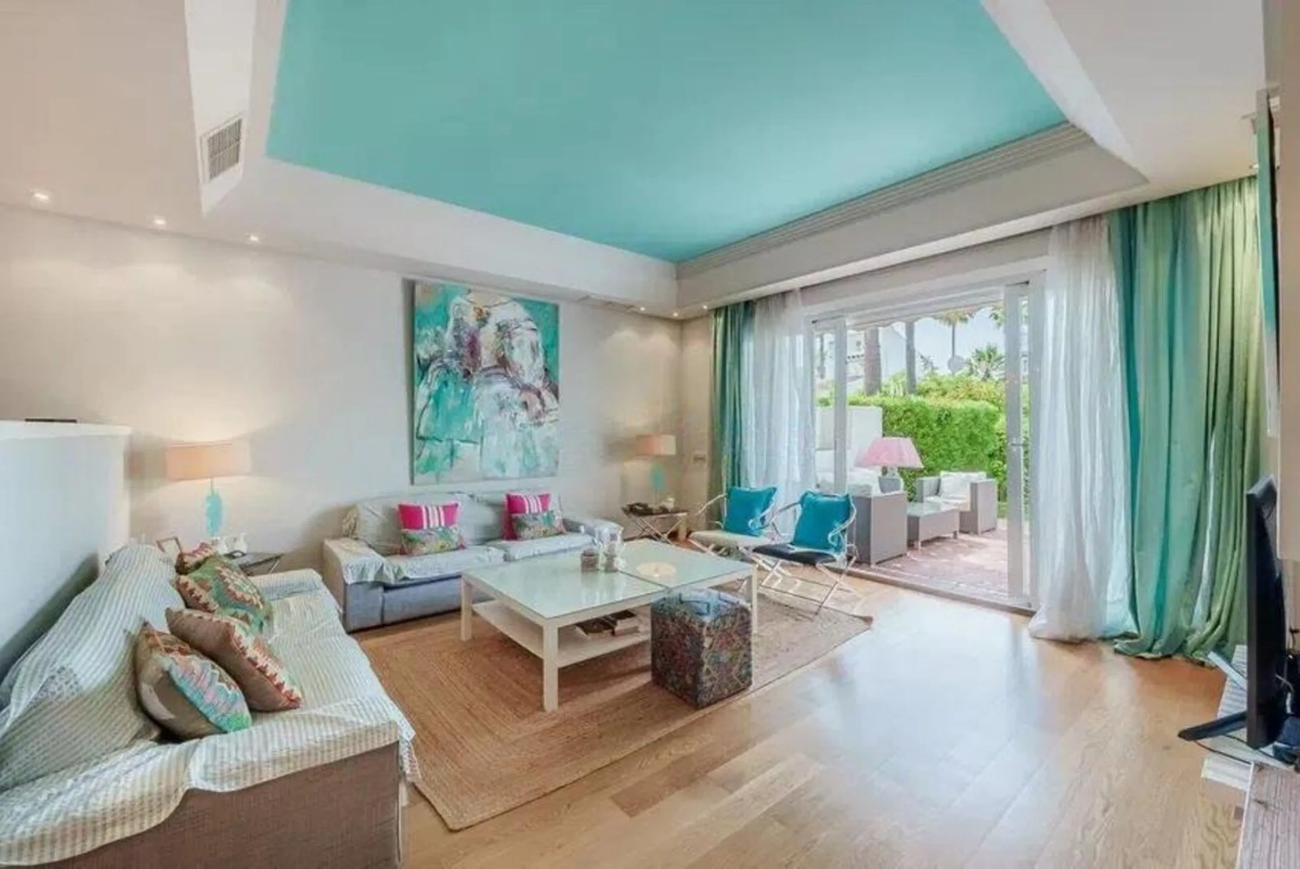 House - Townhouse в продаже в Estepona, Málaga. В доме 4 спален и 5 ванных комнат. Площадь дома 300 м². Площадь участка 50 м²