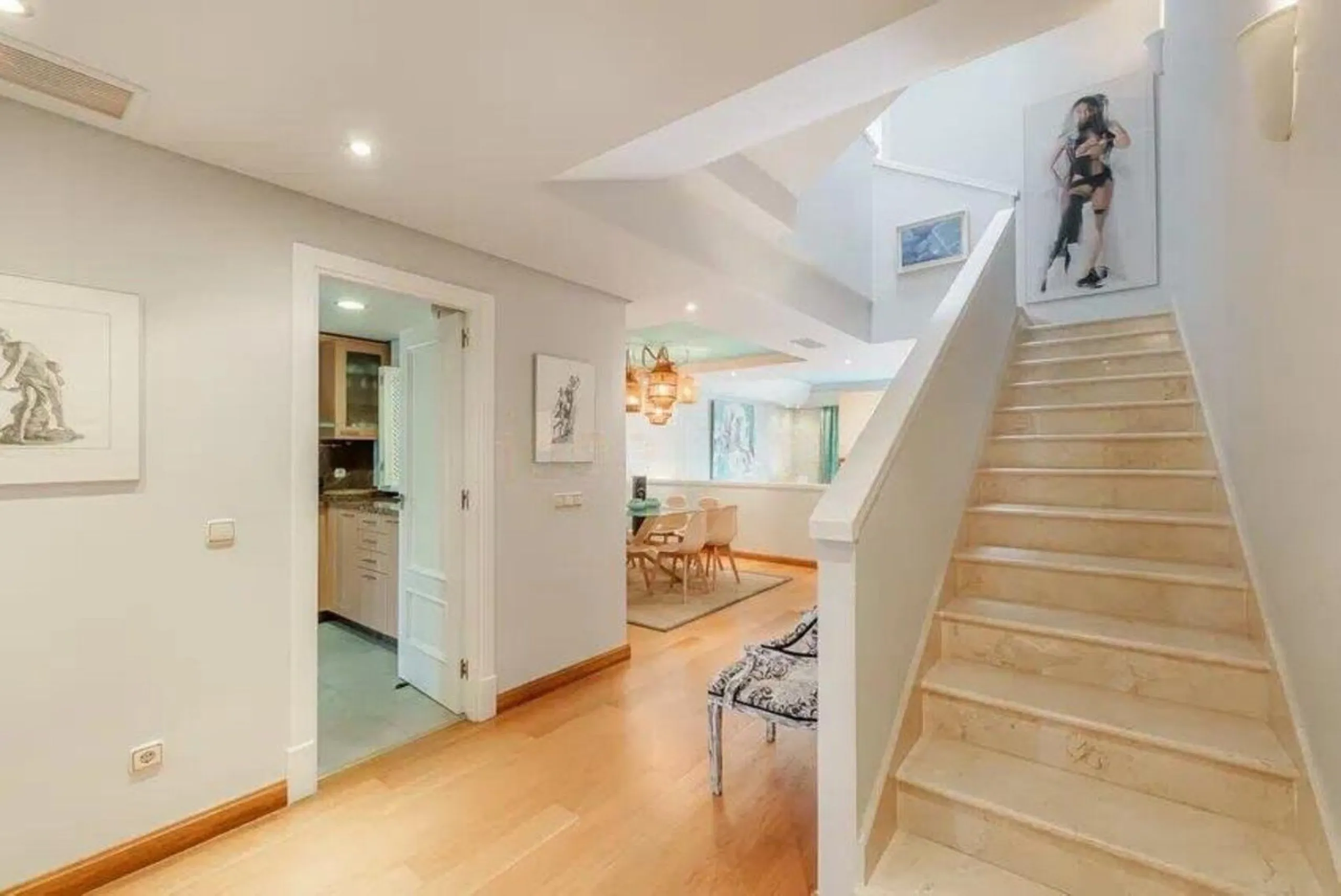 House - Townhouse в продаже в Estepona, Málaga. В доме 4 спален и 5 ванных комнат. Площадь дома 300 м². Площадь участка 50 м²