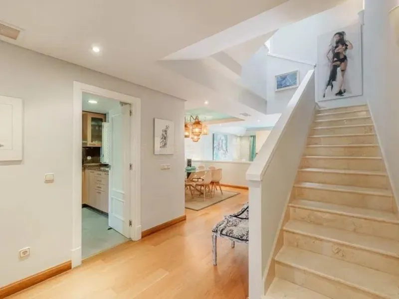 House - Townhouse в продаже в Estepona, Málaga. В доме 4 спален и 5 ванных комнат. Площадь дома 300 м². Площадь участка 50 м²