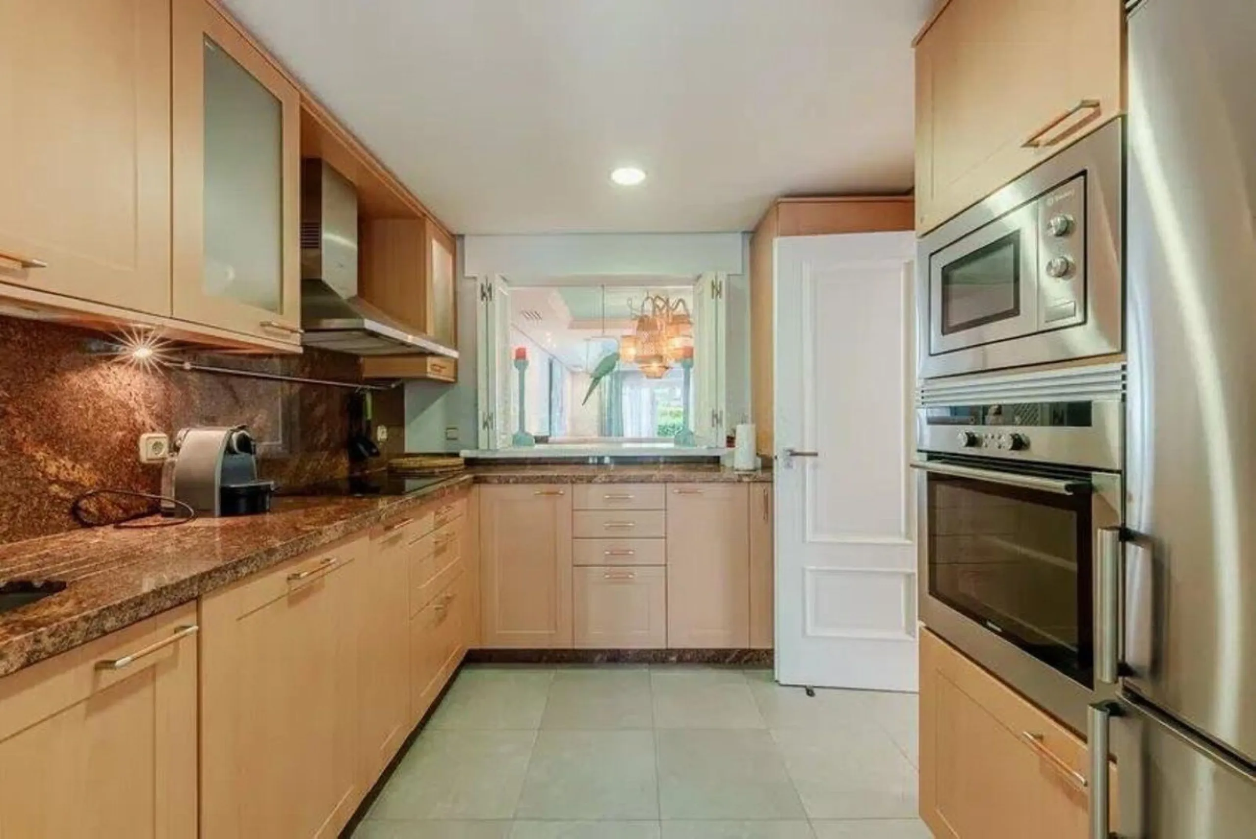 House - Townhouse в продаже в Estepona, Málaga. В доме 4 спален и 5 ванных комнат. Площадь дома 300 м². Площадь участка 50 м²