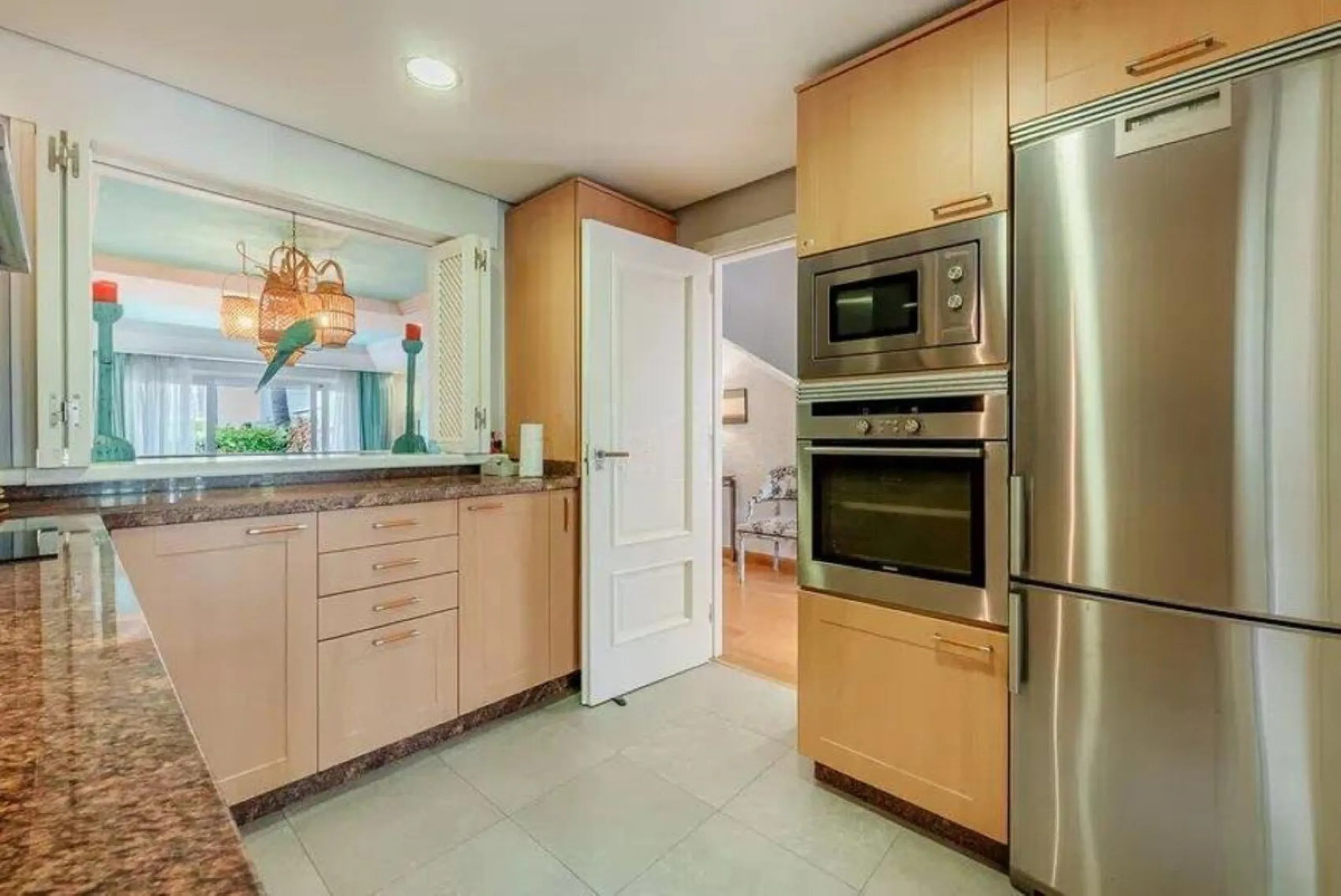 House - Townhouse в продаже в Estepona, Málaga. В доме 4 спален и 5 ванных комнат. Площадь дома 300 м². Площадь участка 50 м²