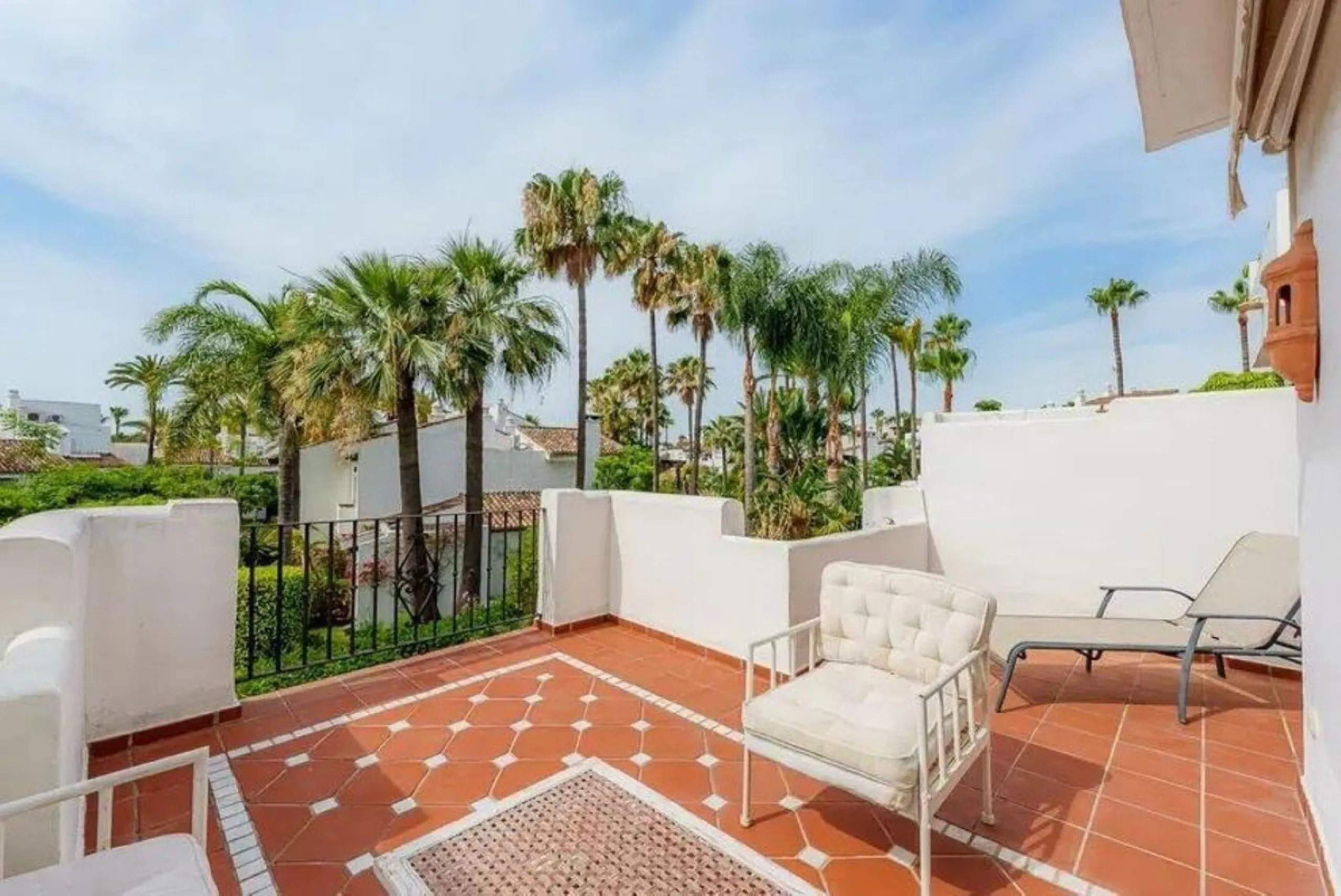 House - Townhouse в продаже в Estepona, Málaga. В доме 4 спален и 5 ванных комнат. Площадь дома 300 м². Площадь участка 50 м²