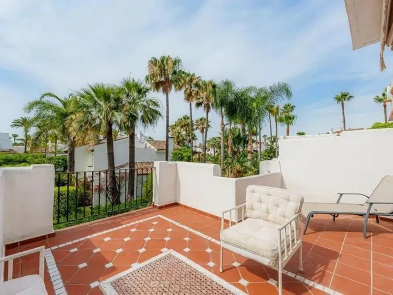 House - Townhouse в продаже в Estepona, Málaga. В доме 4 спален и 5 ванных комнат. Площадь дома 300 м². Площадь участка 50 м²