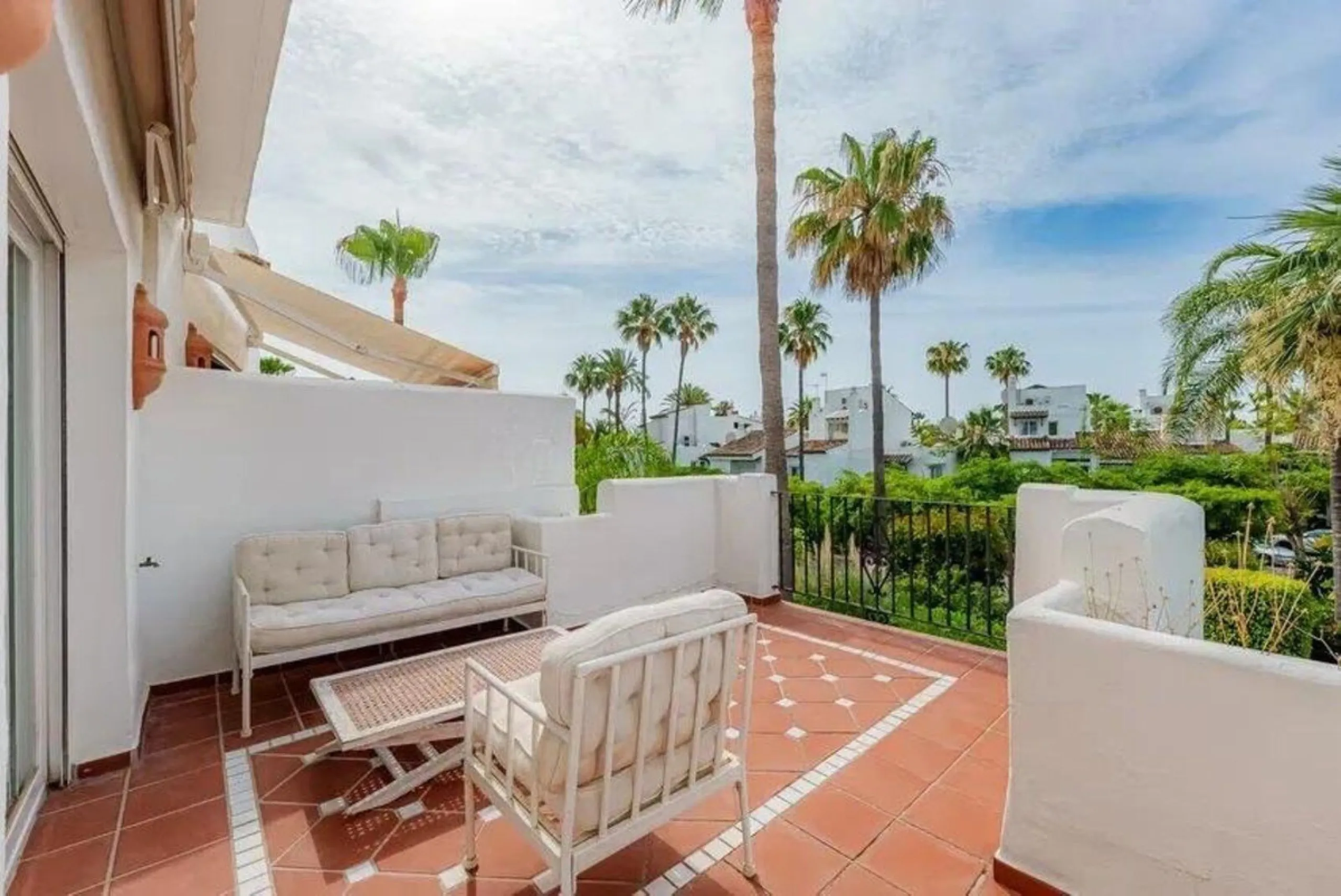 House - Townhouse в продаже в Estepona, Málaga. В доме 4 спален и 5 ванных комнат. Площадь дома 300 м². Площадь участка 50 м²