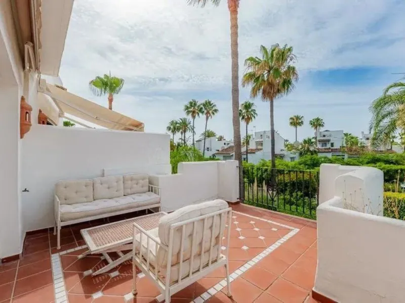 House - Townhouse в продаже в Estepona, Málaga. В доме 4 спален и 5 ванных комнат. Площадь дома 300 м². Площадь участка 50 м²