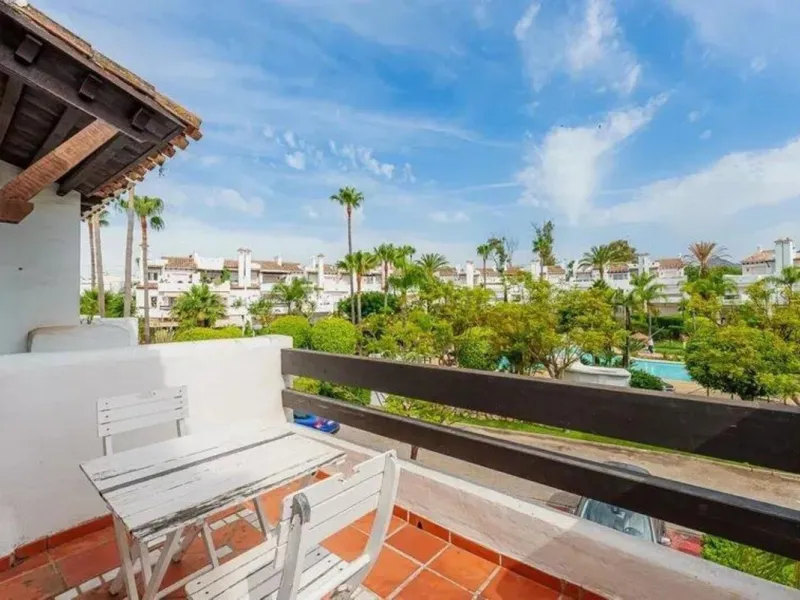 House - Townhouse в продаже в Estepona, Málaga. В доме 4 спален и 5 ванных комнат. Площадь дома 300 м². Площадь участка 50 м²