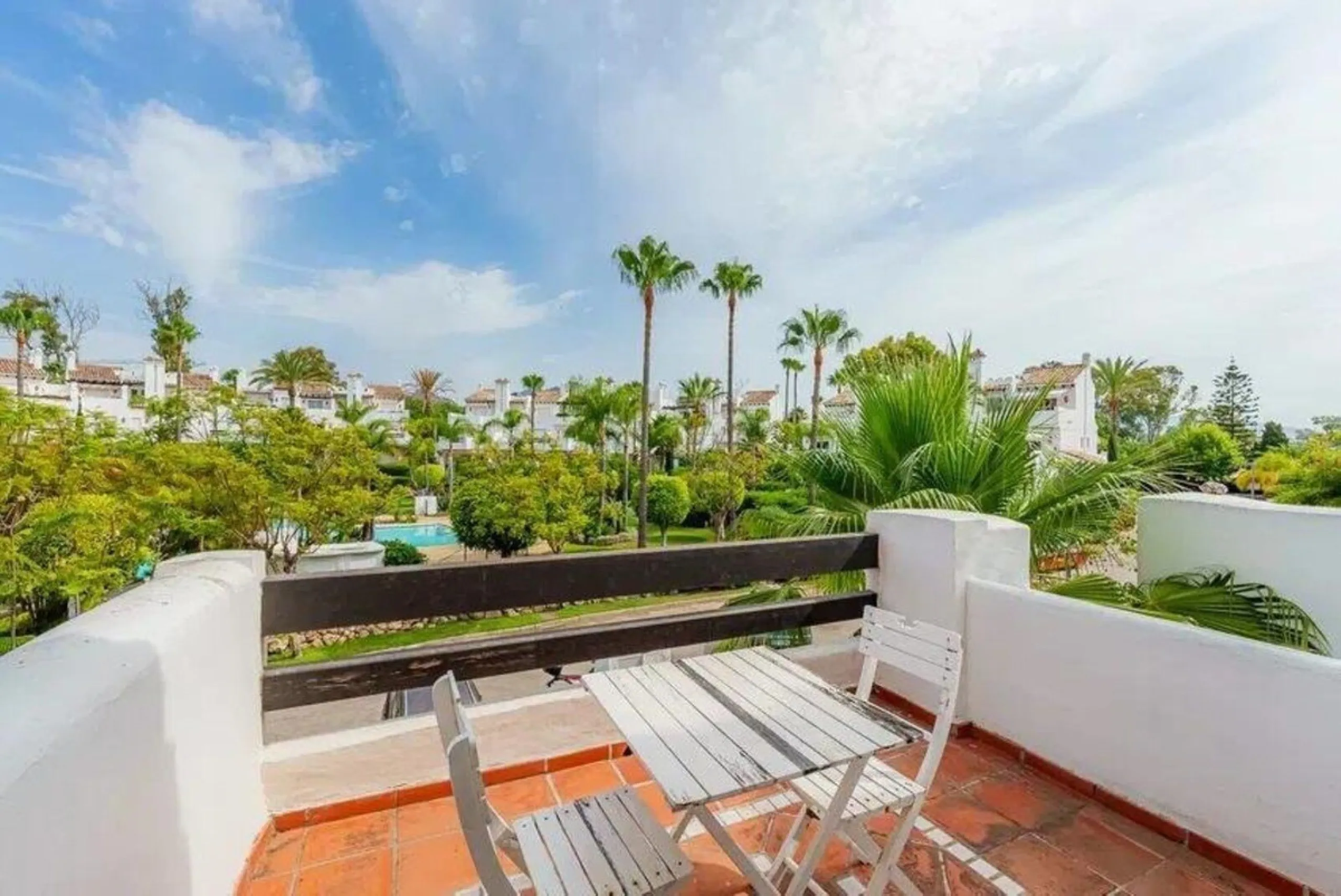 House - Townhouse в продаже в Estepona, Málaga. В доме 4 спален и 5 ванных комнат. Площадь дома 300 м². Площадь участка 50 м²