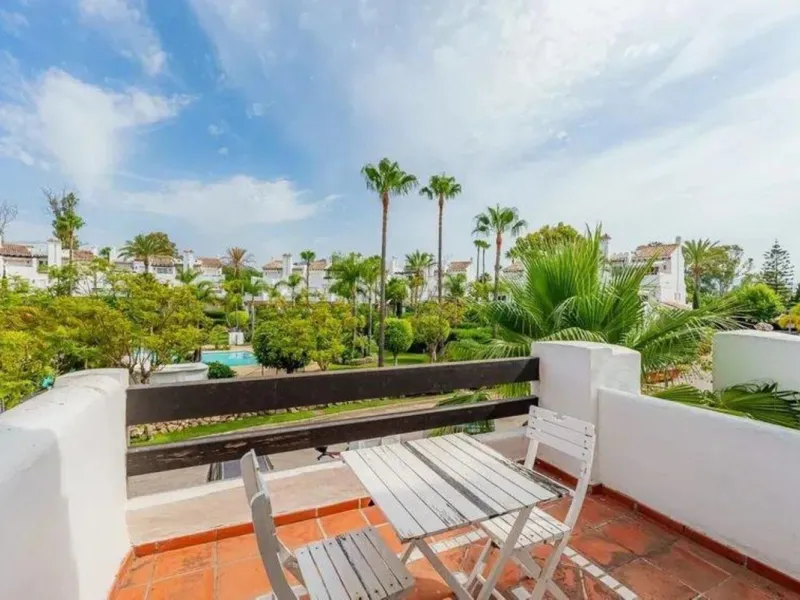 House - Townhouse в продаже в Estepona, Málaga. В доме 4 спален и 5 ванных комнат. Площадь дома 300 м². Площадь участка 50 м²