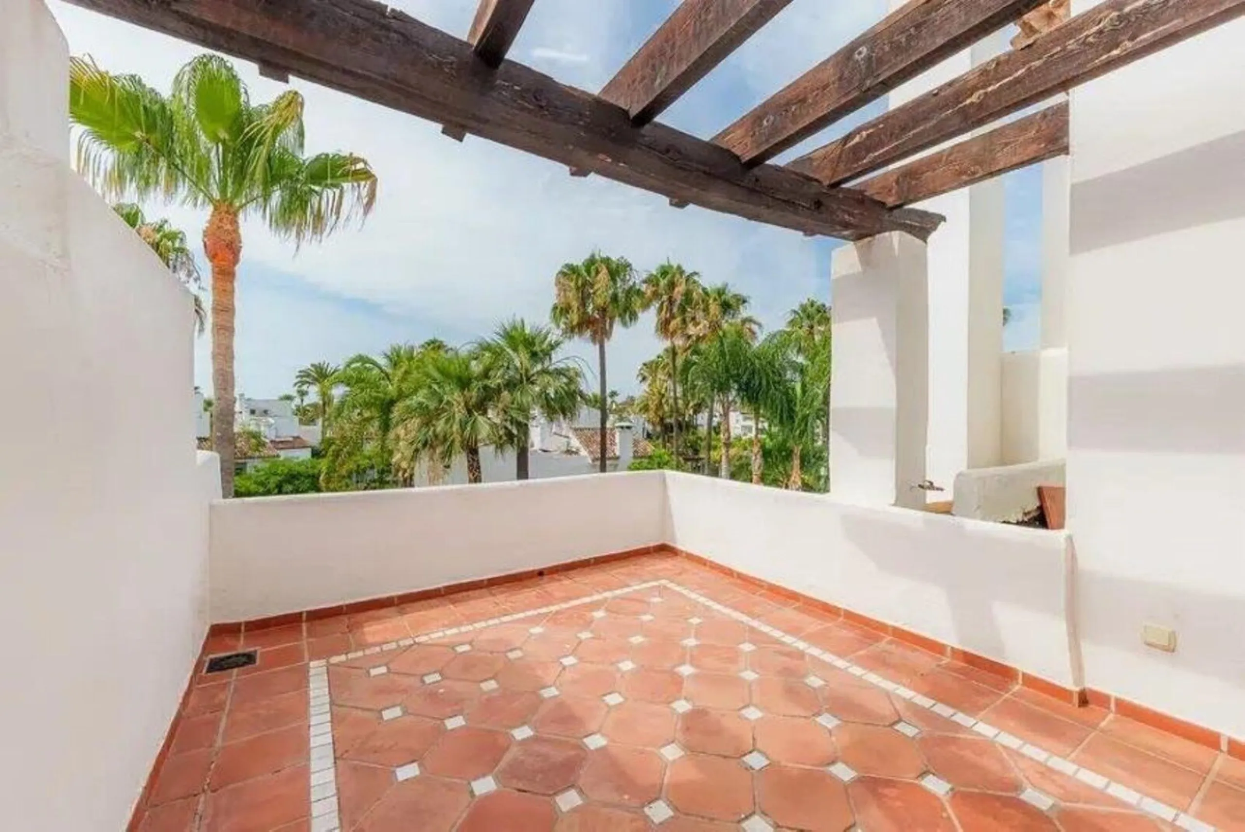 House - Townhouse в продаже в Estepona, Málaga. В доме 4 спален и 5 ванных комнат. Площадь дома 300 м². Площадь участка 50 м²