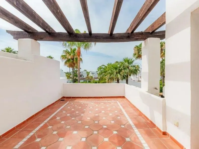 House - Townhouse в продаже в Estepona, Málaga. В доме 4 спален и 5 ванных комнат. Площадь дома 300 м². Площадь участка 50 м²