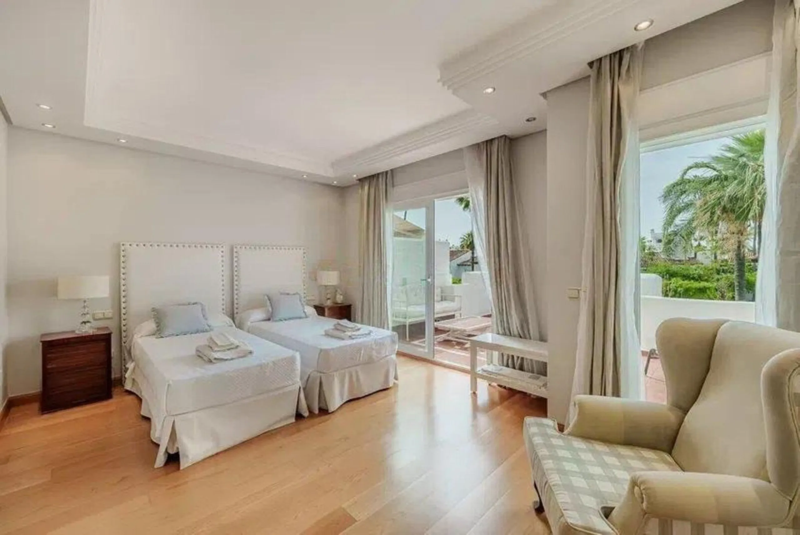 House - Townhouse в продаже в Estepona, Málaga. В доме 4 спален и 5 ванных комнат. Площадь дома 300 м². Площадь участка 50 м²