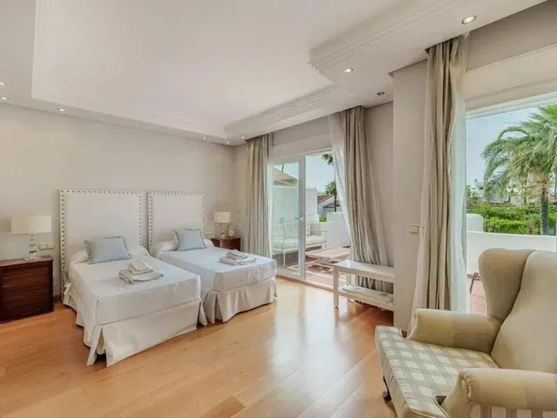 House - Townhouse в продаже в Estepona, Málaga. В доме 4 спален и 5 ванных комнат. Площадь дома 300 м². Площадь участка 50 м²