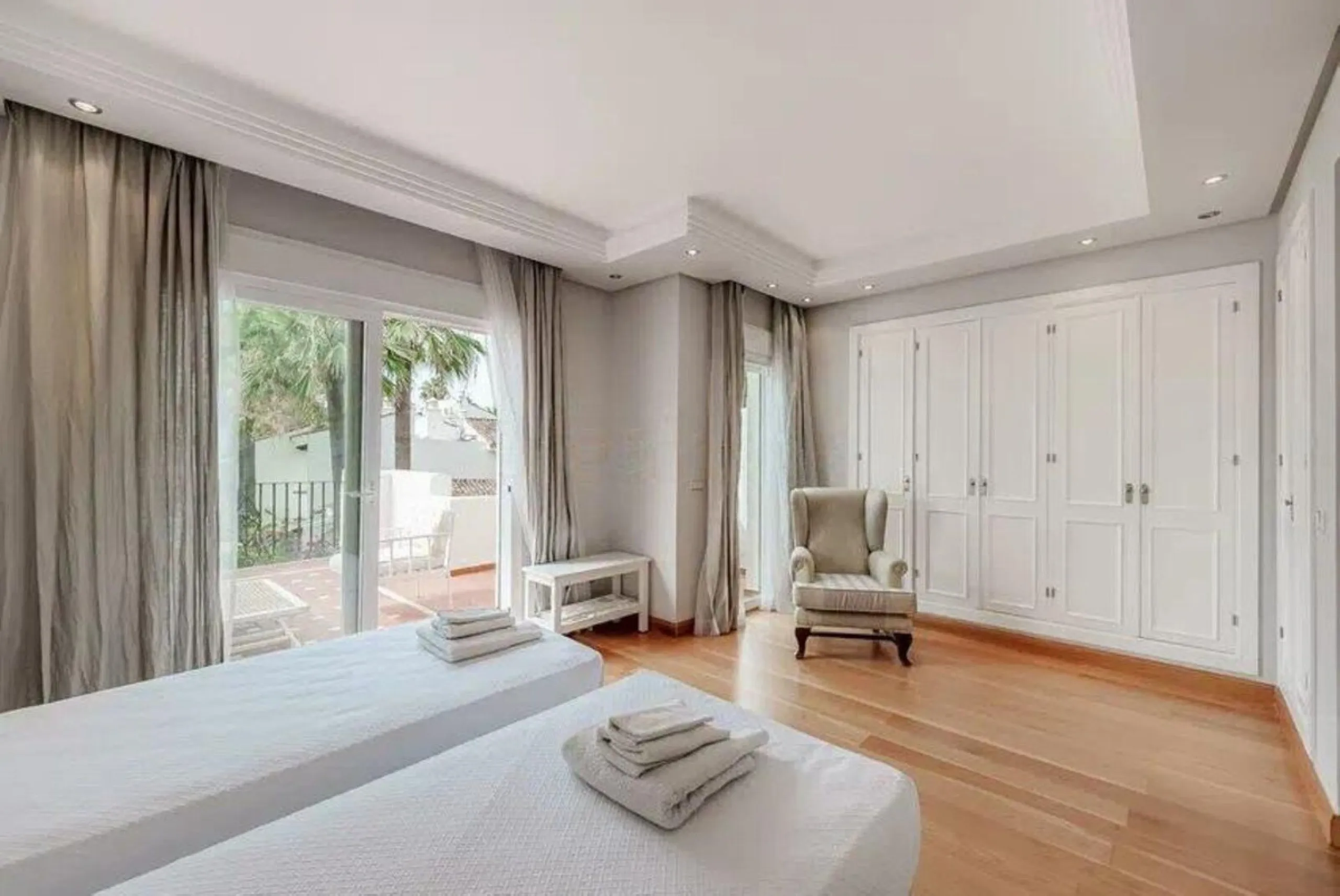 House - Townhouse в продаже в Estepona, Málaga. В доме 4 спален и 5 ванных комнат. Площадь дома 300 м². Площадь участка 50 м²