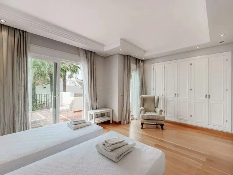 House - Townhouse в продаже в Estepona, Málaga. В доме 4 спален и 5 ванных комнат. Площадь дома 300 м². Площадь участка 50 м²