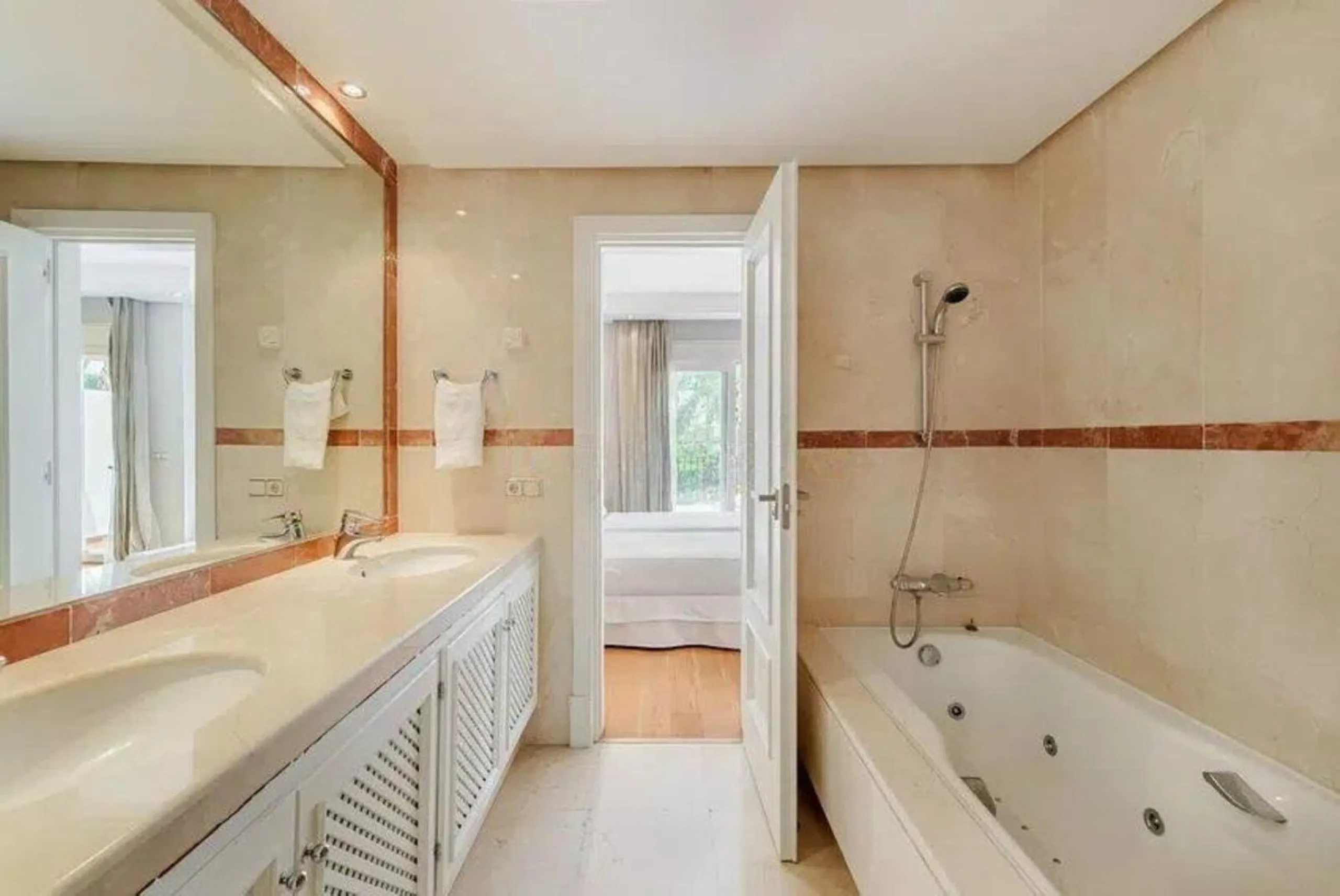 House - Townhouse в продаже в Estepona, Málaga. В доме 4 спален и 5 ванных комнат. Площадь дома 300 м². Площадь участка 50 м²