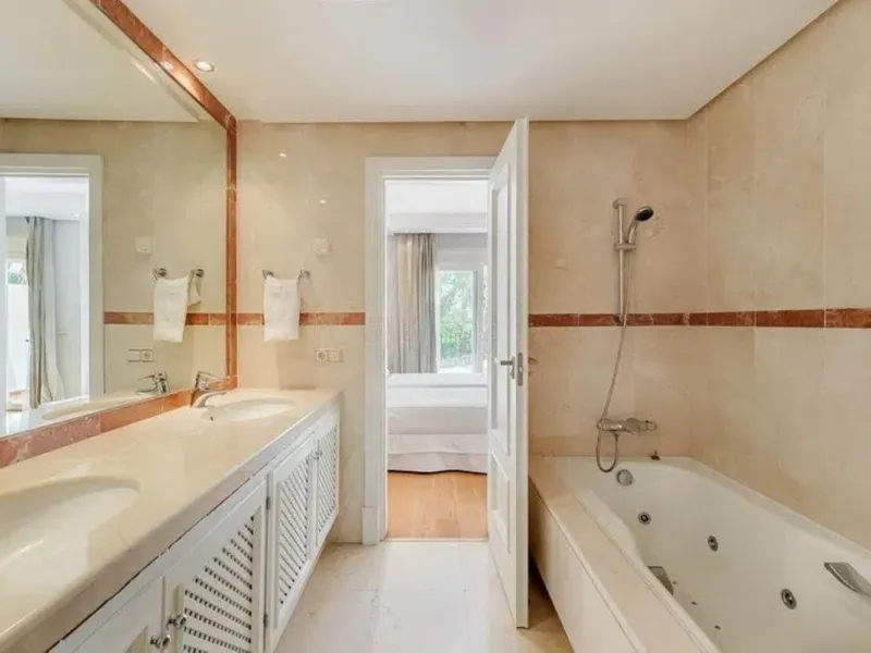 House - Townhouse в продаже в Estepona, Málaga. В доме 4 спален и 5 ванных комнат. Площадь дома 300 м². Площадь участка 50 м²