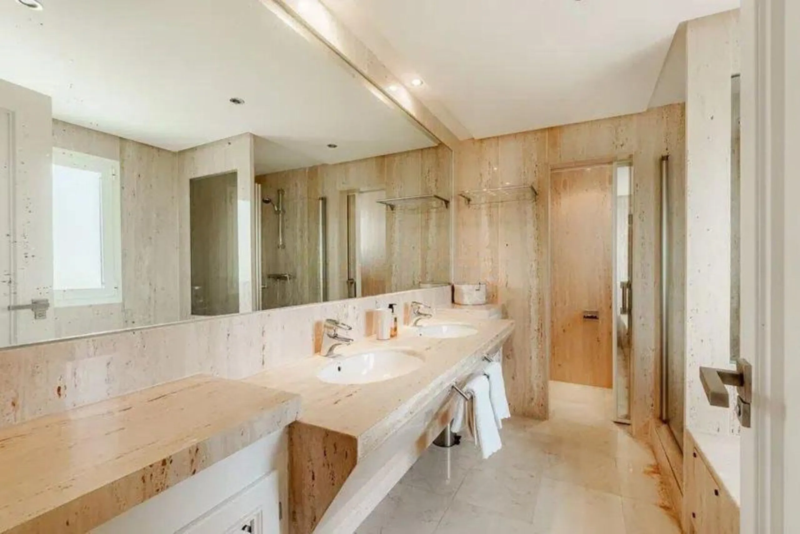 House - Townhouse в продаже в Estepona, Málaga. В доме 4 спален и 5 ванных комнат. Площадь дома 300 м². Площадь участка 50 м²