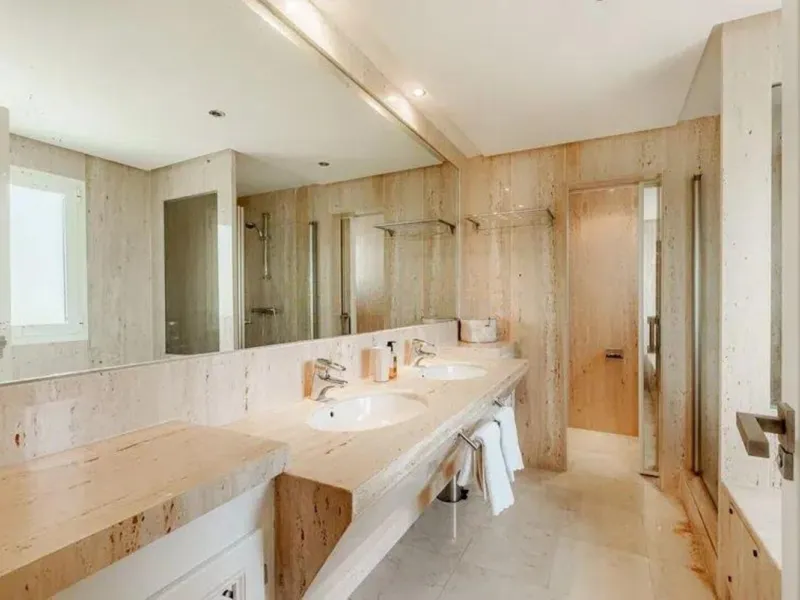 House - Townhouse в продаже в Estepona, Málaga. В доме 4 спален и 5 ванных комнат. Площадь дома 300 м². Площадь участка 50 м²