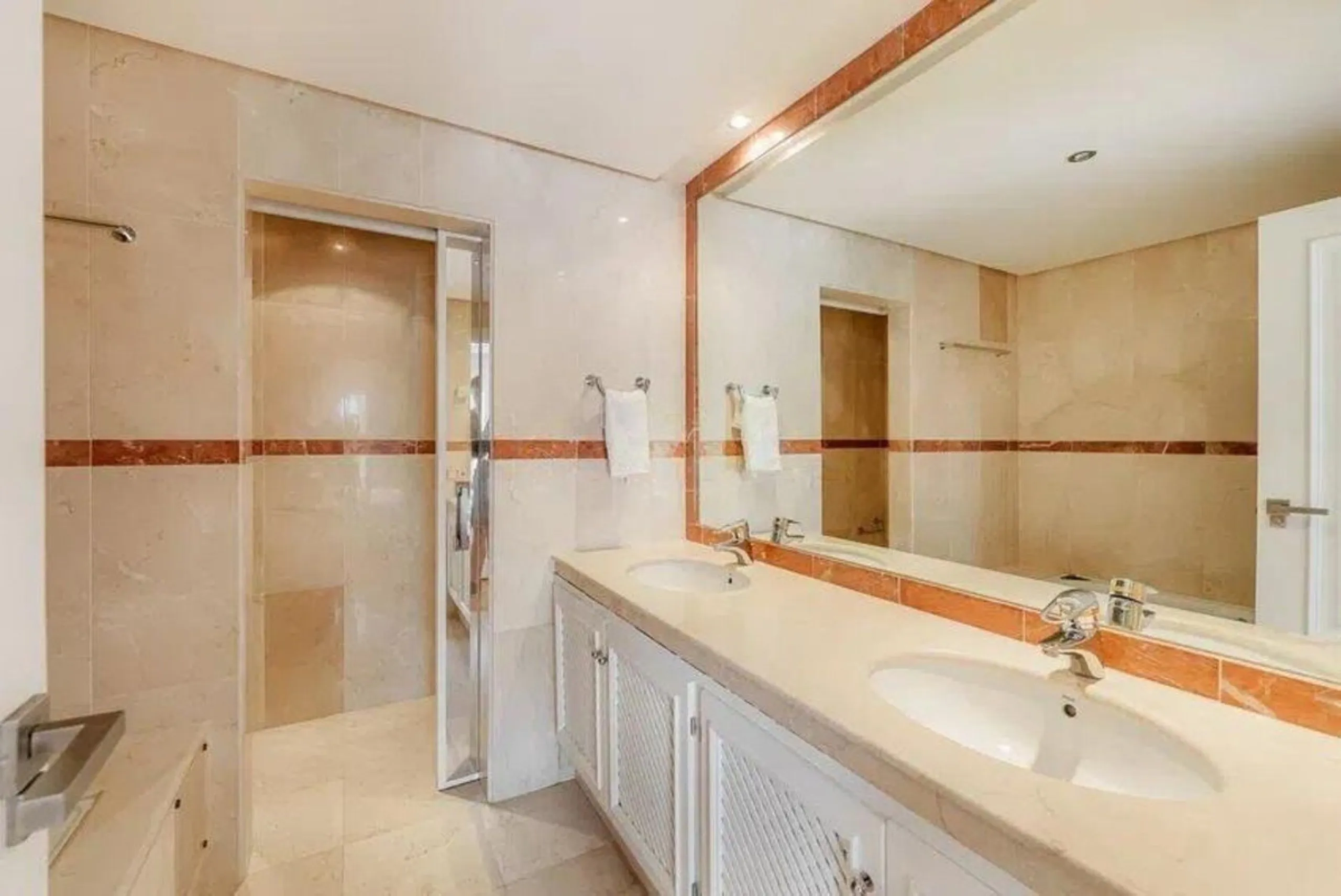 House - Townhouse в продаже в Estepona, Málaga. В доме 4 спален и 5 ванных комнат. Площадь дома 300 м². Площадь участка 50 м²