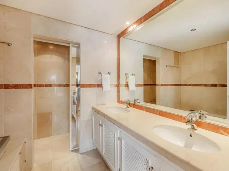 House - Townhouse в продаже в Estepona, Málaga. В доме 4 спален и 5 ванных комнат. Площадь дома 300 м². Площадь участка 50 м²