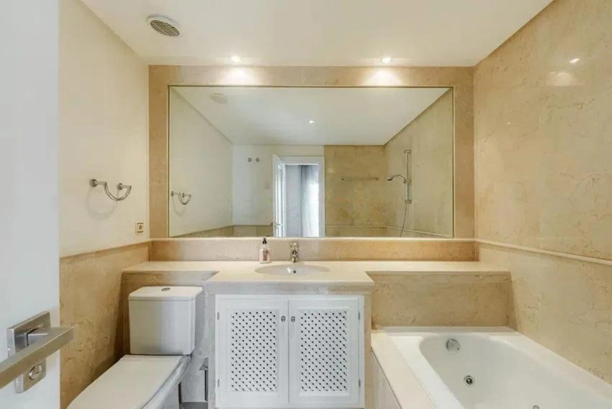House - Townhouse в продаже в Estepona, Málaga. В доме 4 спален и 5 ванных комнат. Площадь дома 300 м². Площадь участка 50 м²