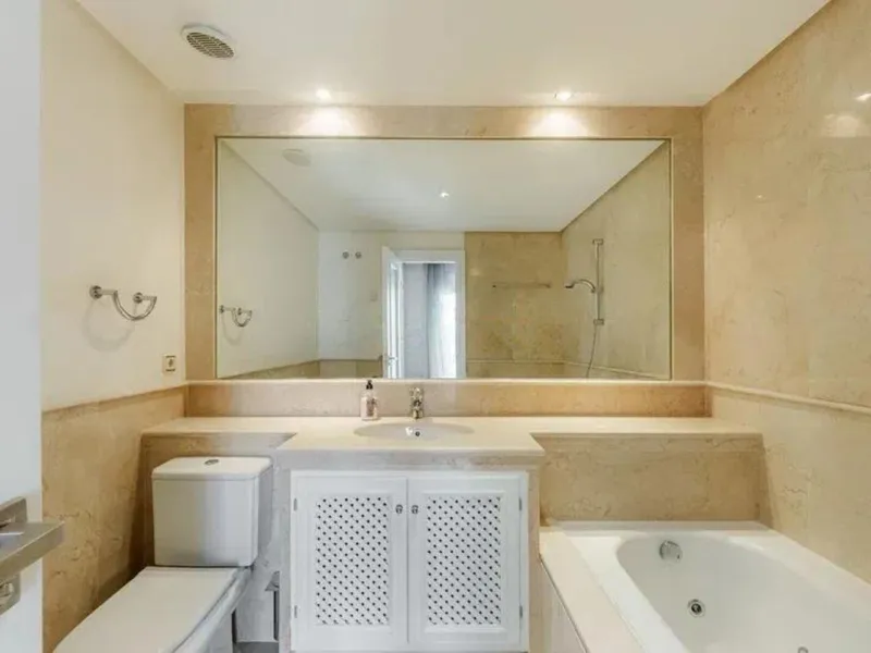 House - Townhouse в продаже в Estepona, Málaga. В доме 4 спален и 5 ванных комнат. Площадь дома 300 м². Площадь участка 50 м²