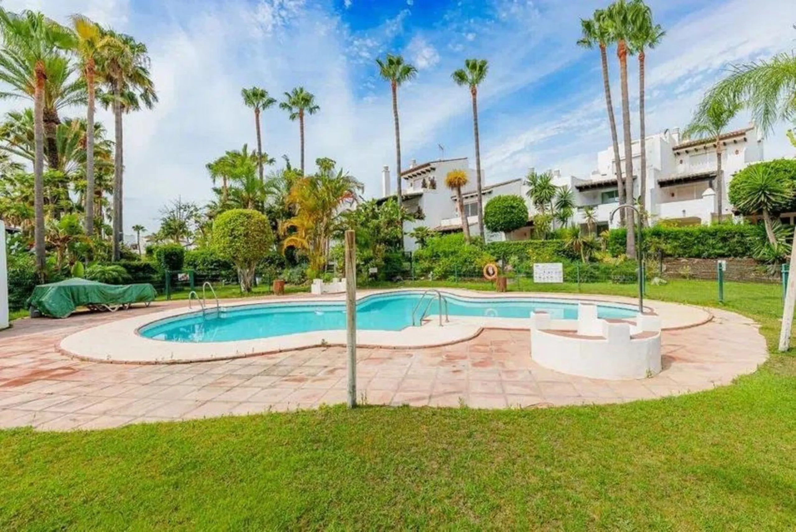 House - Townhouse в продаже в Estepona, Málaga. В доме 4 спален и 5 ванных комнат. Площадь дома 300 м². Площадь участка 50 м²