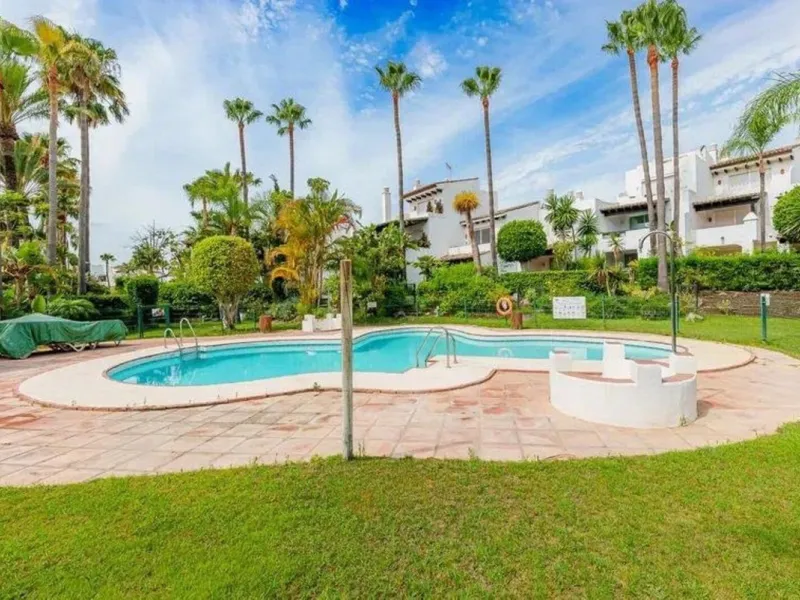 House - Townhouse в продаже в Estepona, Málaga. В доме 4 спален и 5 ванных комнат. Площадь дома 300 м². Площадь участка 50 м²