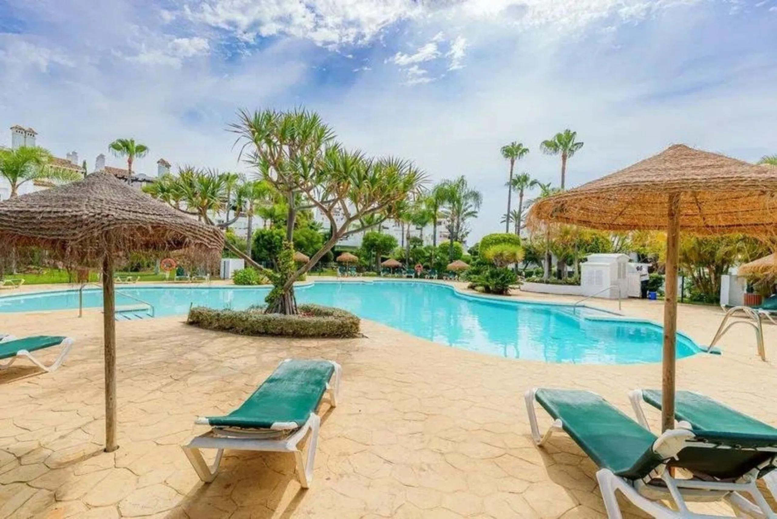 House - Townhouse в продаже в Estepona, Málaga. В доме 4 спален и 5 ванных комнат. Площадь дома 300 м². Площадь участка 50 м²
