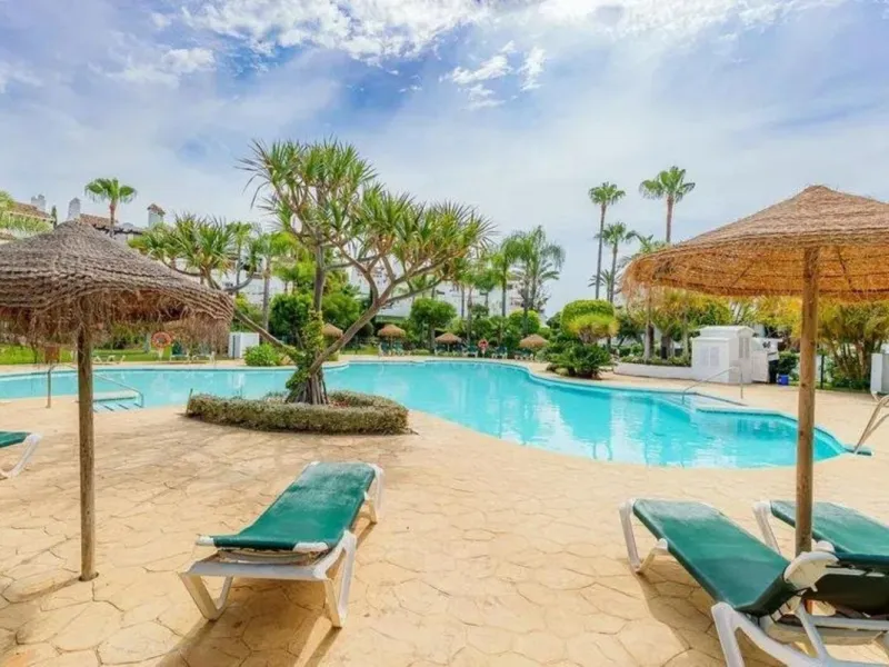 House - Townhouse в продаже в Estepona, Málaga. В доме 4 спален и 5 ванных комнат. Площадь дома 300 м². Площадь участка 50 м²