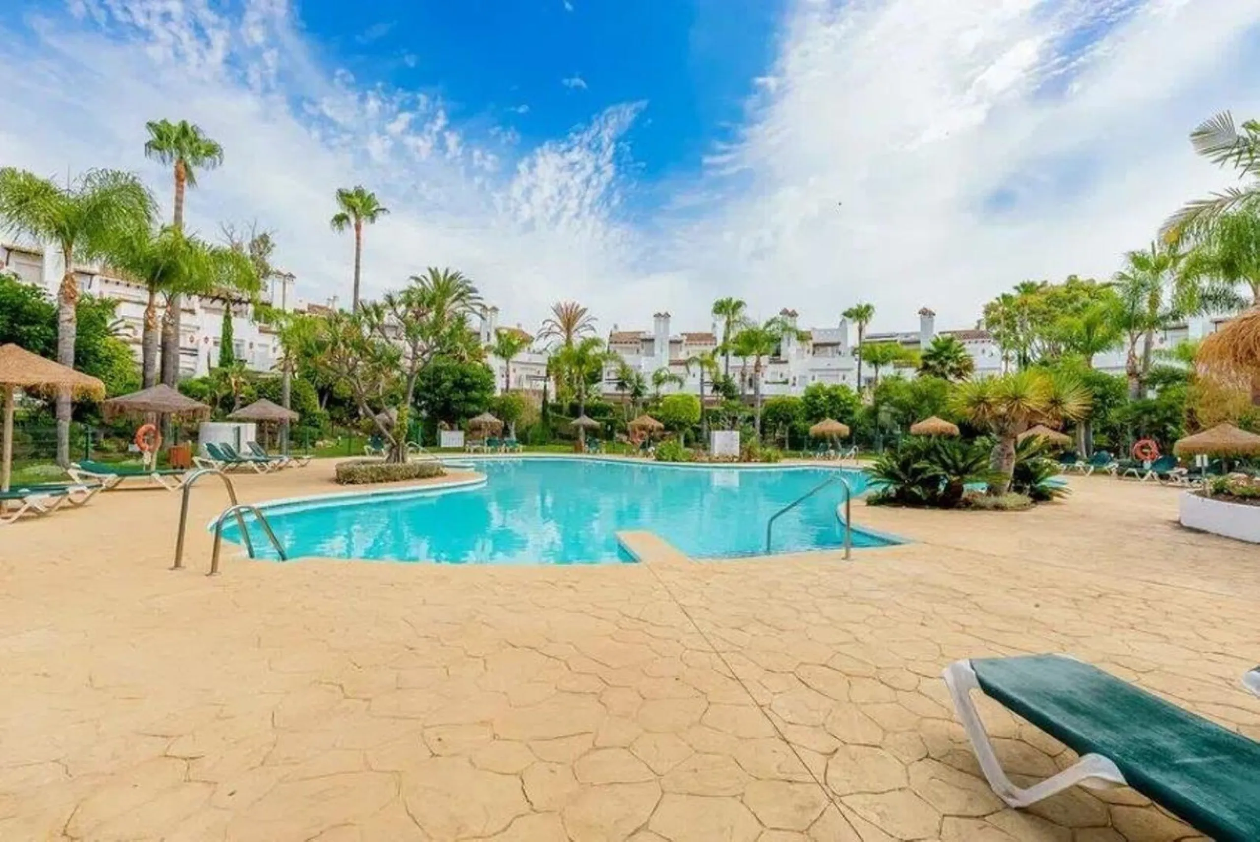 House - Townhouse в продаже в Estepona, Málaga. В доме 4 спален и 5 ванных комнат. Площадь дома 300 м². Площадь участка 50 м²